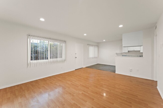 Foto del edificio - 5738 Woodman Ave