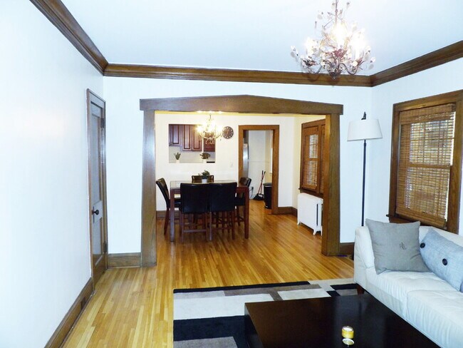 Building Photo - 2 Bedroom Condo in Brownstone