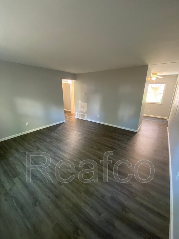 Foto del edificio - 2661 Medary Ave