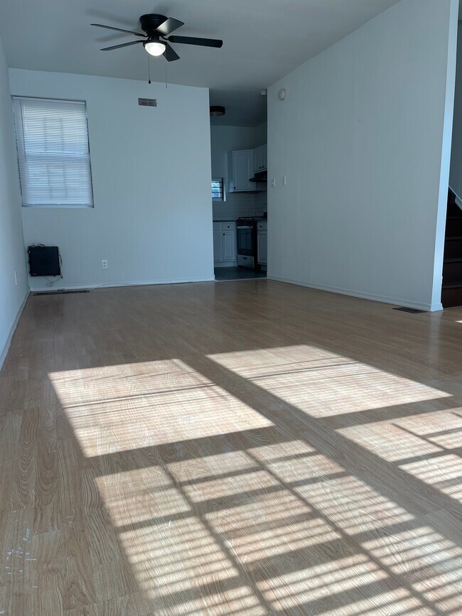 Large living space - 904 N Carlisle St
