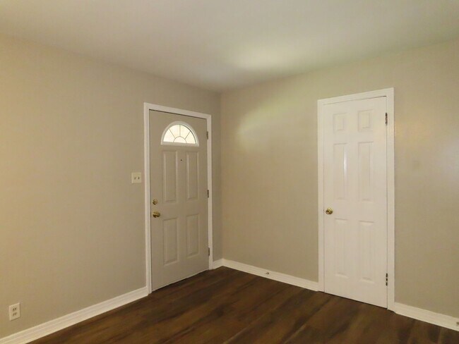 Building Photo - Updated 3 Bedroom, 2 Bath Home w/Storage!