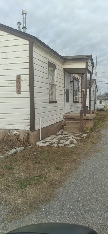 Building Photo - 2605 SW B Ave