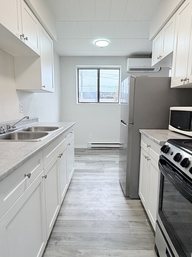 Building Photo - 591 Wellington Ave