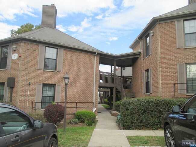 Foto del edificio - 181 Long Hill Rd