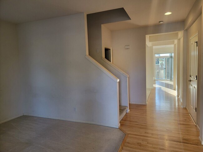 Building Photo - 4 bedroom 2.5 bath Newly updated home in F...