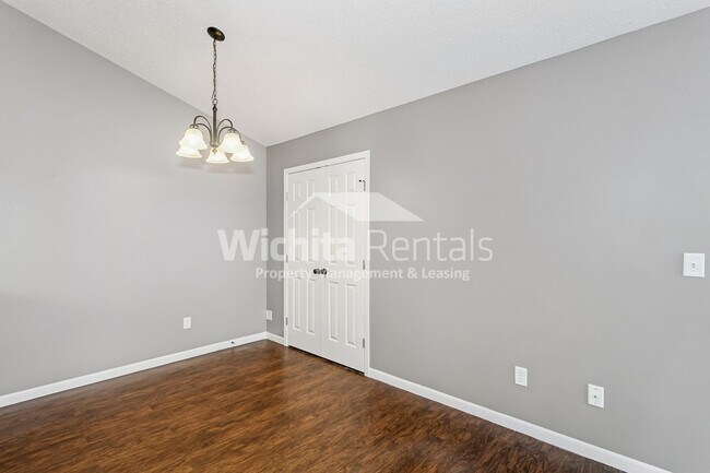 Foto del edificio - 3 bedroom 2 bath duplex