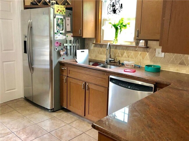 Foto del edificio - Great 4X2 Stand Alone Home for August!