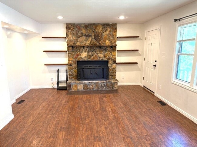 Building Photo - 545 Elm St