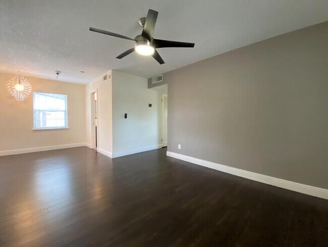Foto del edificio - 1818 Baxter Ave