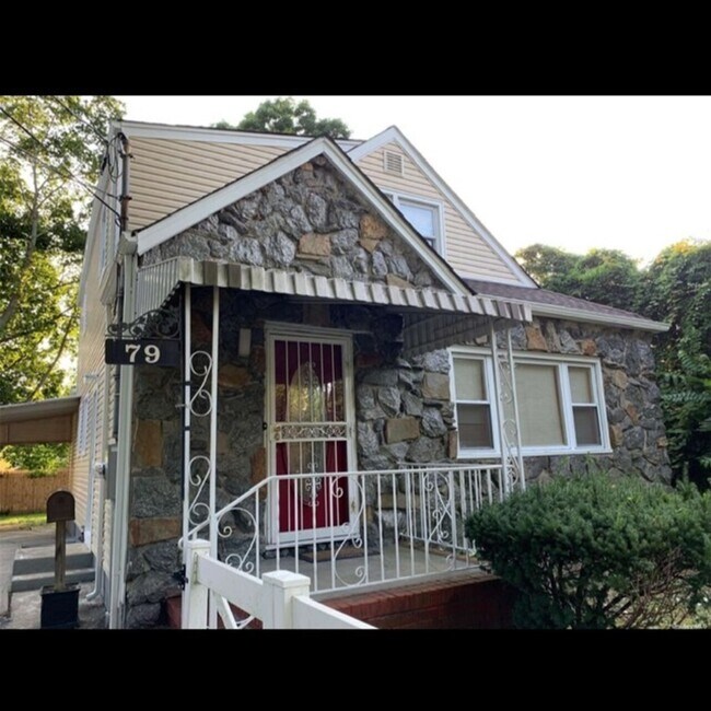 Building Photo - Lakeview