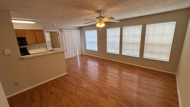 Foto del edificio - 2BR/2BA Tradewinds Condo with Wood Floors ...