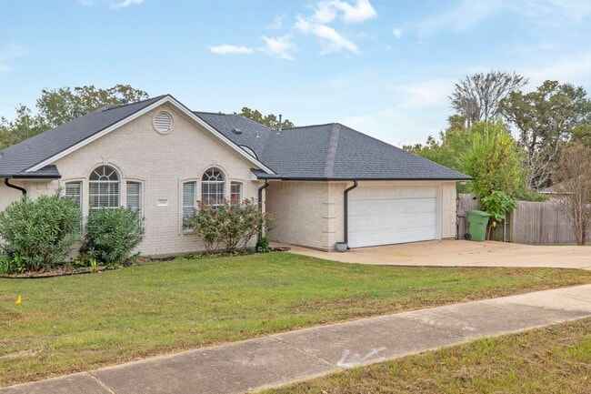 Building Photo - 2511 Westwood Main Dr