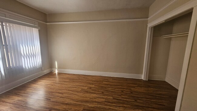 Foto del edificio - 1326 W 11th St