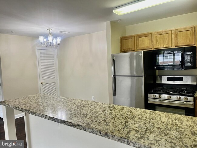 Building Photo - 635 Constellation Square SE