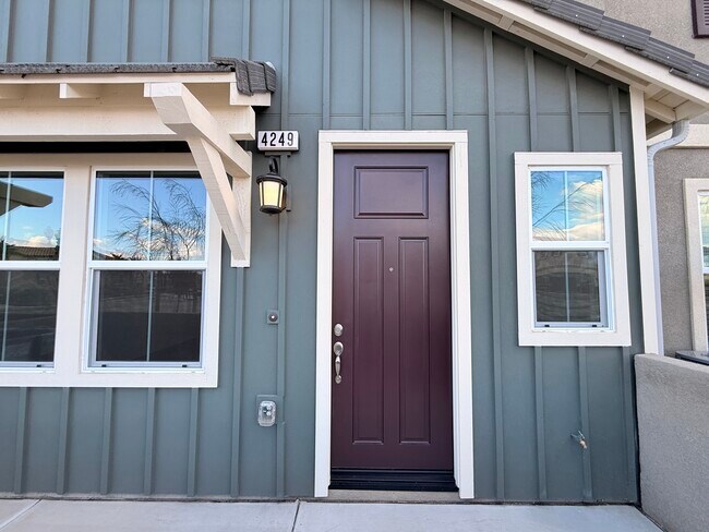 Puerta principal - 4249 E Rincon St