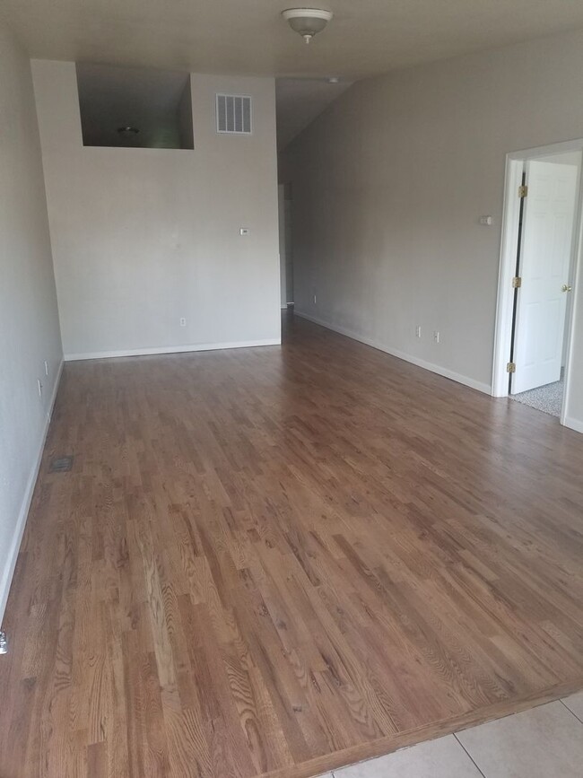 Building Photo - Great 3 Bedroom 2 Bath unit