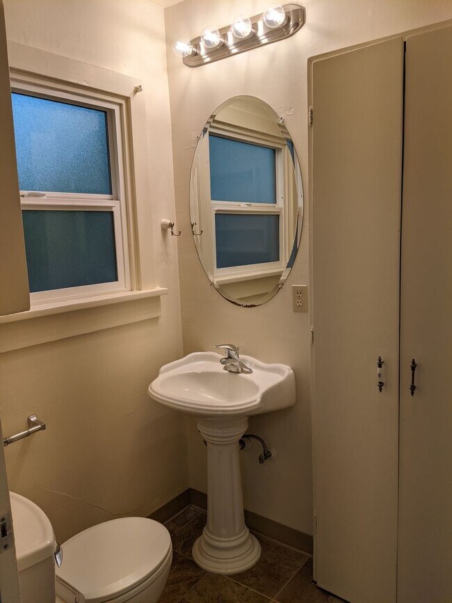 Building Photo - Nice 2-Bedroom, 1-Bath Duplex In Downtown Eugene!