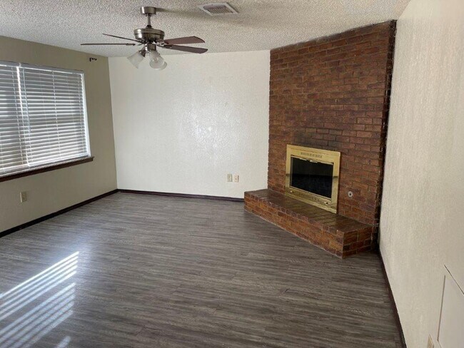 Building Photo - 2 bed 2 bed garage conversion with flex space, close to I-44 and I-240 ready for move in! Pets co...