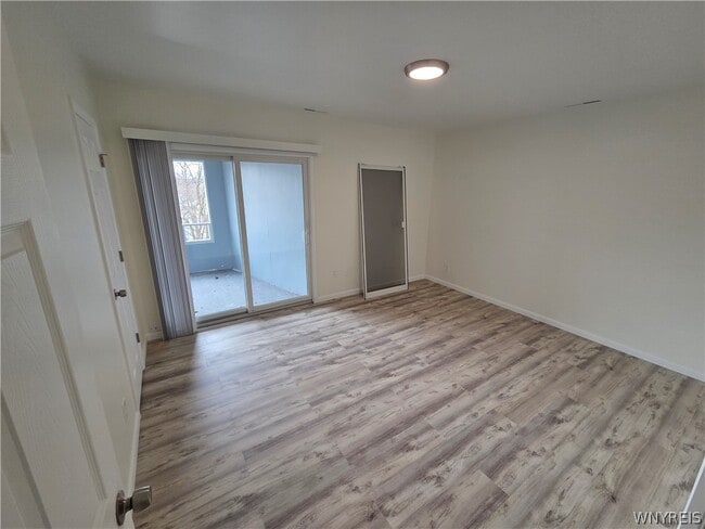 Foto del edificio - 255 Portage Rd