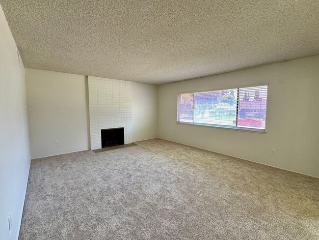 Building Photo - Beautiful Glendora Home in Desireable Area