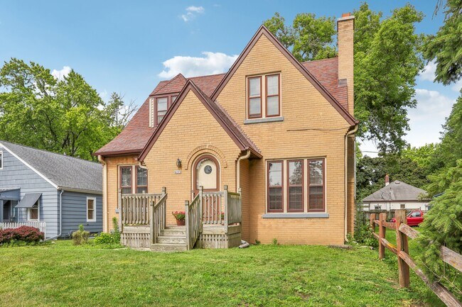 Building Photo - 6225 N Green Bay Ave