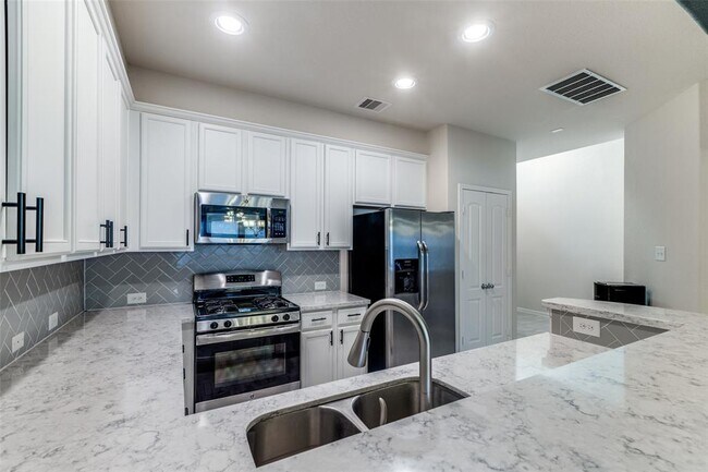 Building Photo - 8315 Columbia Forest Dr