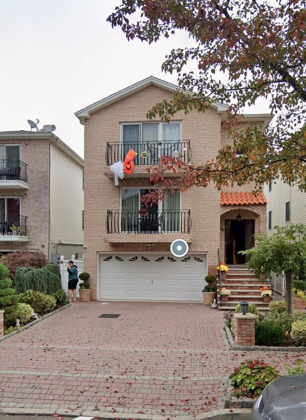 Spacious 3 bedroom 2 bath 2nd floor apartment on a quiet culdesaq in the Ironbound. - 34-36 Carmen Ct