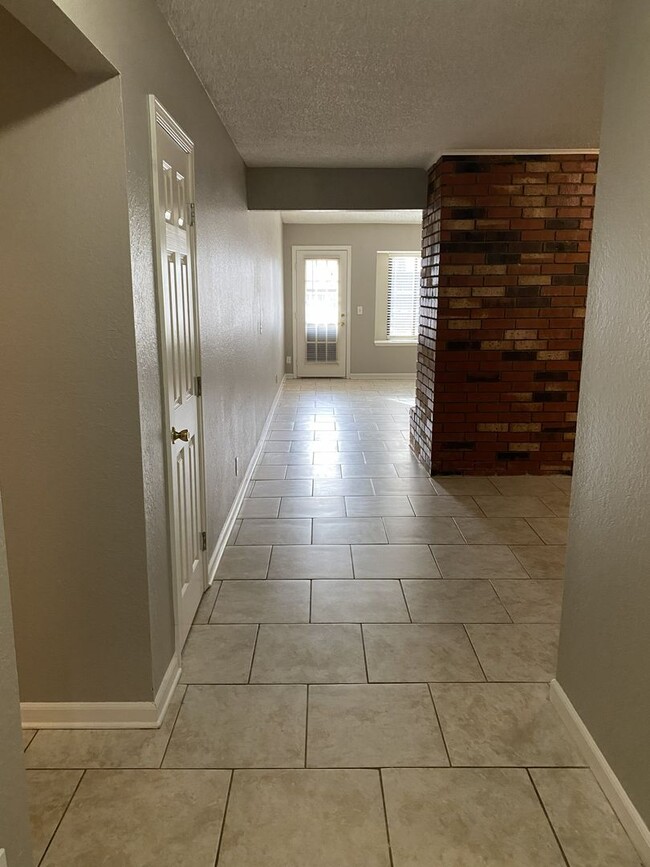 Foto del edificio - One Story, Union schools, New Paint and Carpet.