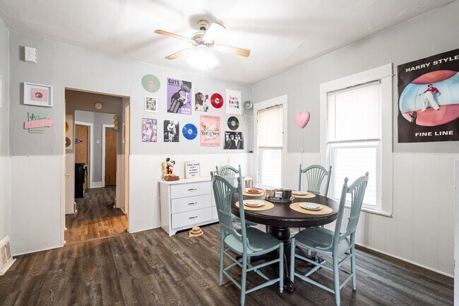 Foto del edificio - Bartlett Lower steps to campus