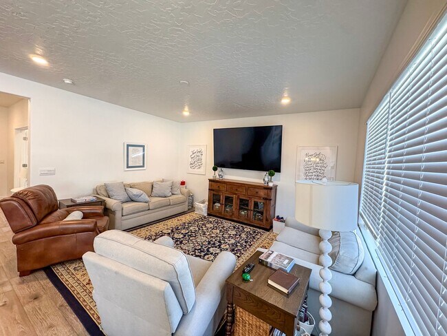 Foto del edificio - Modern 4 Bed / 3 Bath Home in Syracuse | Bonus Room + Fenced Yard + 86” TV Included