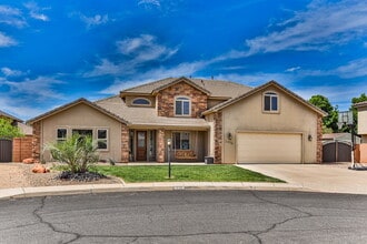 Building Photo - 2570 S Sycamore Cir