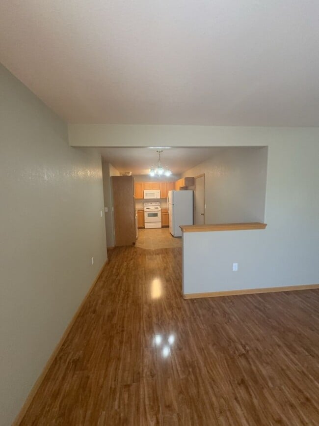 Building Photo - 850 S Overland Trail