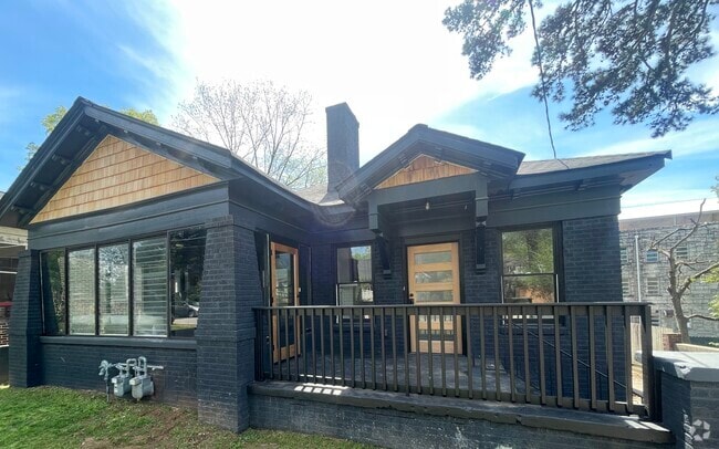 B unit ( triplex apt hm) - 998 Woodbourne Dr SW