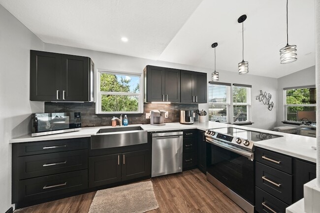Building Photo - 3802 Bayshore Dr