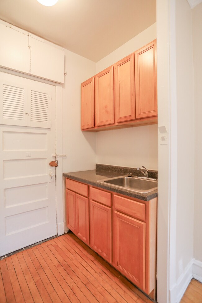 Foto del edificio - 1361 W Greenleaf Ave