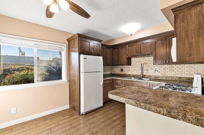 Building Photo - 1427 W Parade St