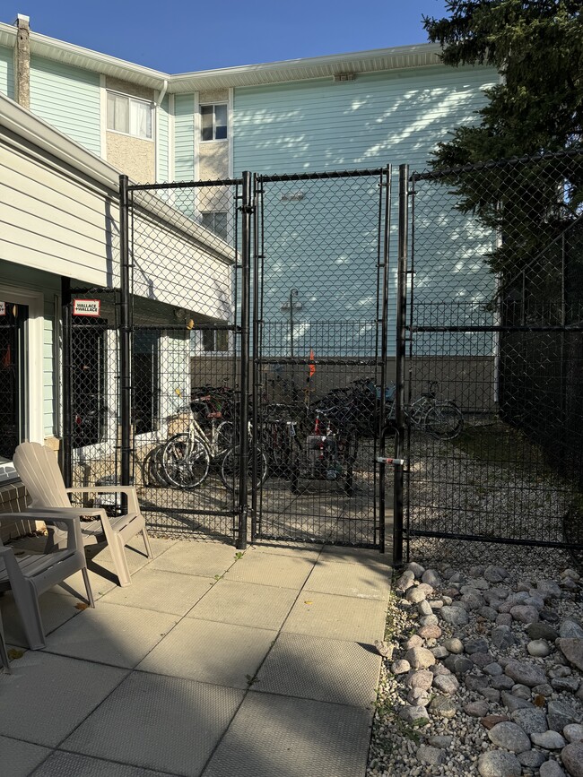 Building Photo - 483 Thompson Dr