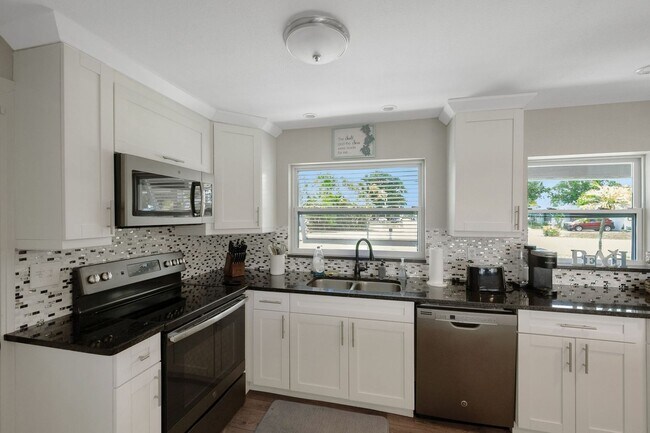 Building Photo - Charming 3BR House in Cape Coral - Gulf Ac...