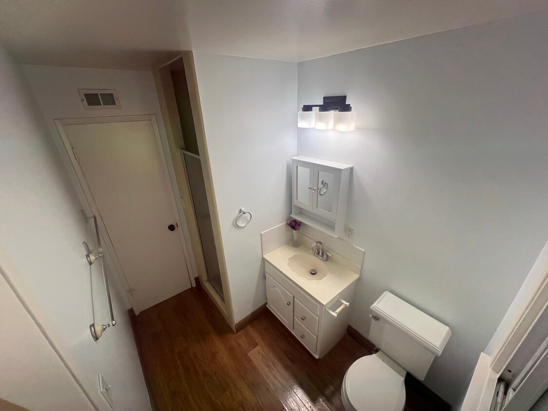 Foto del edificio - 10927 Woodley Ave