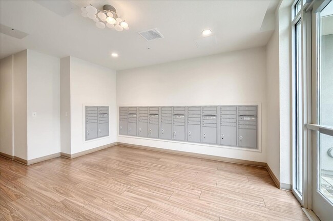 Building Photo - 5933 Sunstone Dr