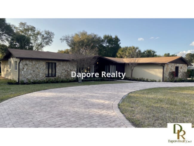 Foto del edificio - Large 4 Bedroom with NEW Flooring, Oversized Lot