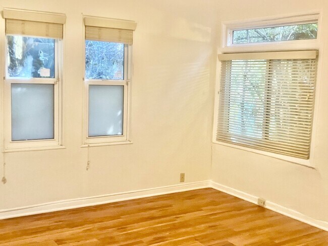 Building Photo - 430 S Oakhurst Dr