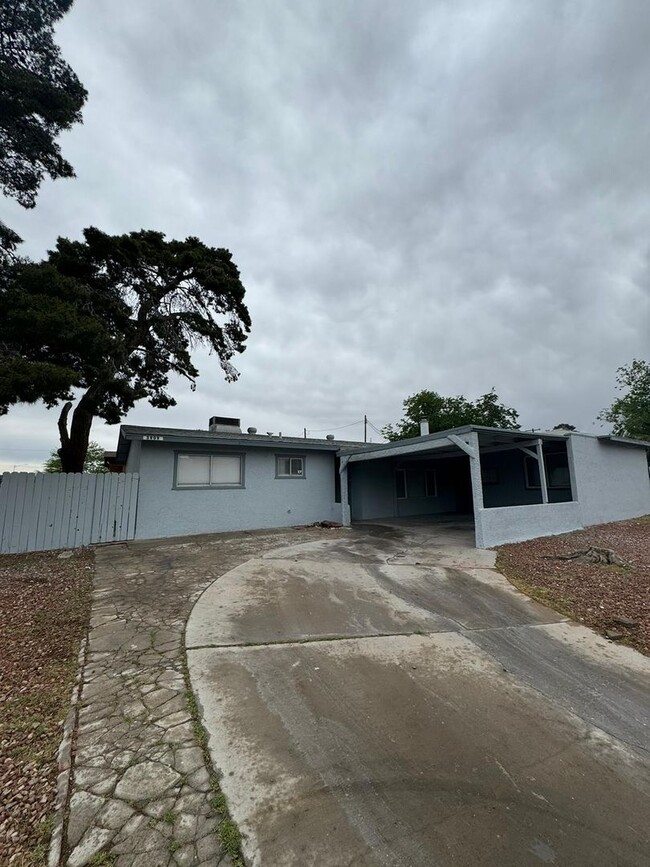 Building Photo - Beautiful Three Bedroom Home Available Now!