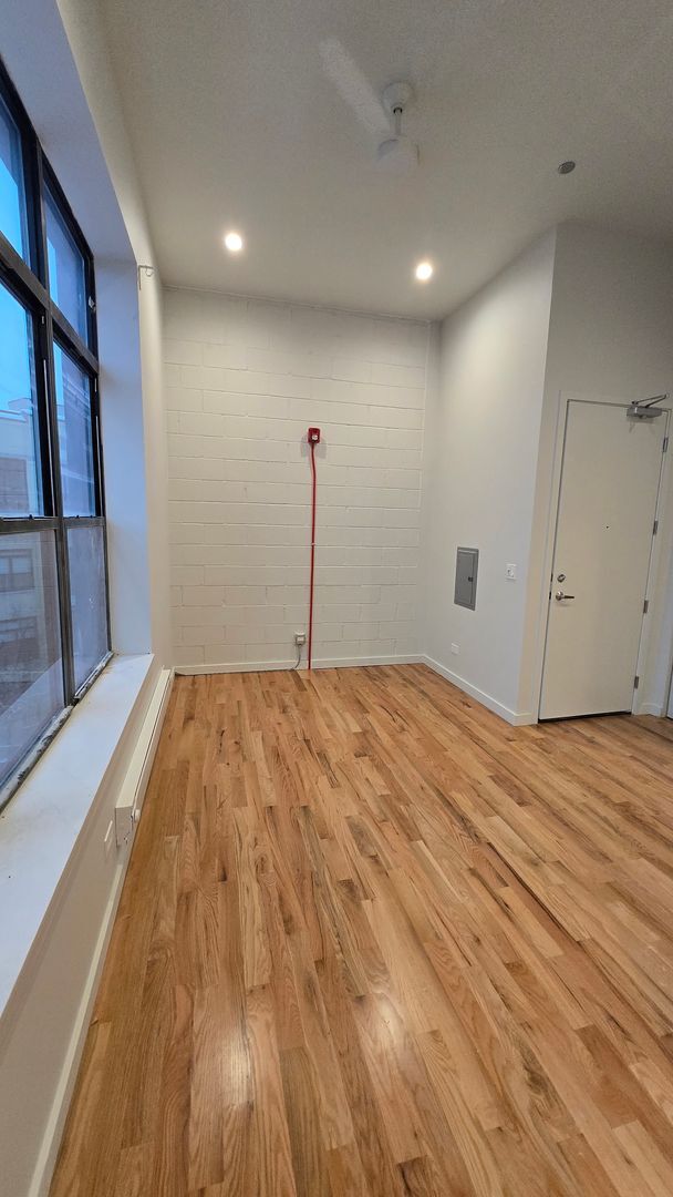 Foto del edificio - Brand New Studio in Wicker Park. 12' Ceilings. Huge Windows, Elevator Building. Roof Deck. Free I...