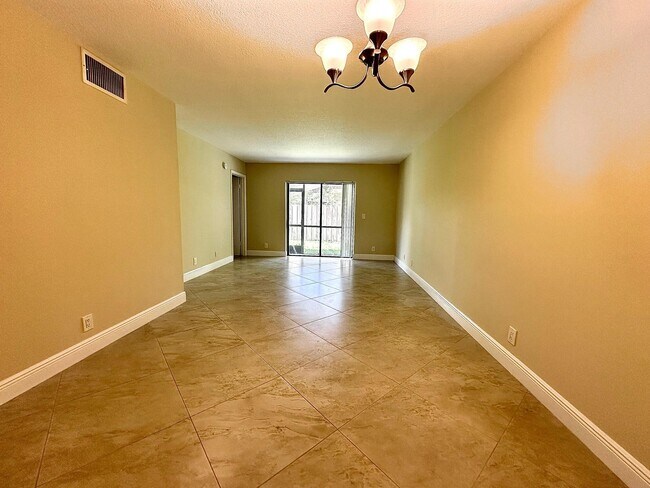 Foto del edificio - 21904 Lake Forest Cir