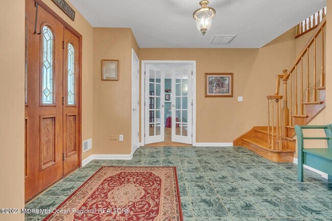 Building Photo - 5 E Dickens Ct