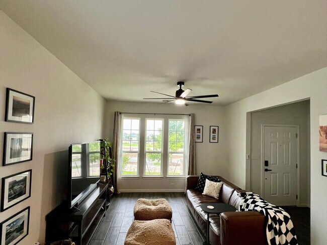Building Photo - 2 Bedroom Single Family Home in San Marcos