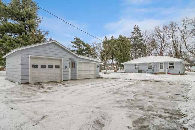 Building Photo - 3bd home with large garage and storage in ...