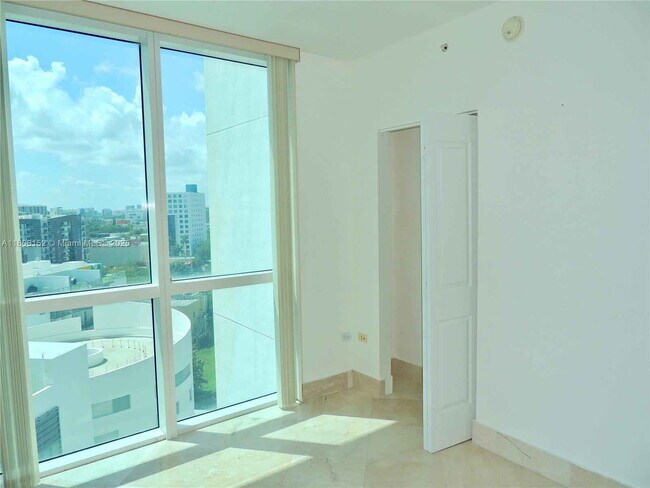 Foto del edificio - 480 NE 30th St