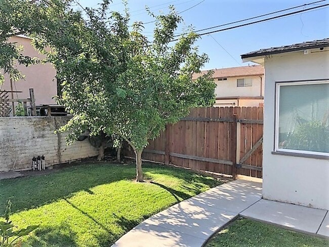 Foto del edificio - Cute 1-Bedroom Cottage in the Bungalow District w/ All Utilities Included